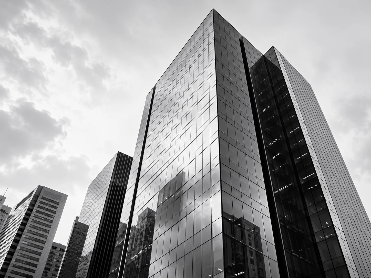 Fachada de edifício financeiro de vidro em São Paulo